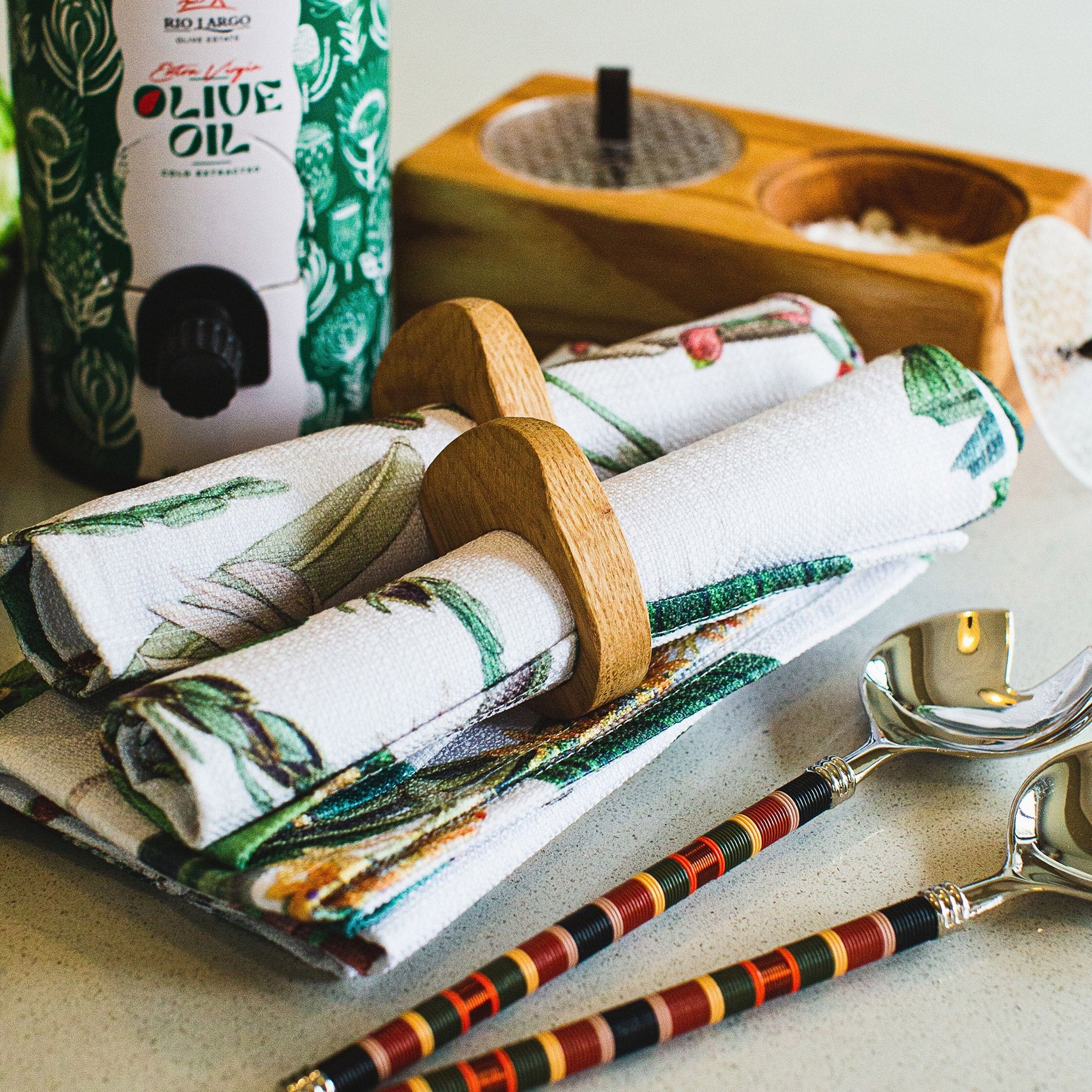 Hayani Home Box (Cara Saven Staying Young Napkins, Oh Nice Oak Napkin Rings, Pieter de Jager Pinch Pots, PaulaG Salad Set Copper Black, A Love Supreme Oive Oil Close Up)