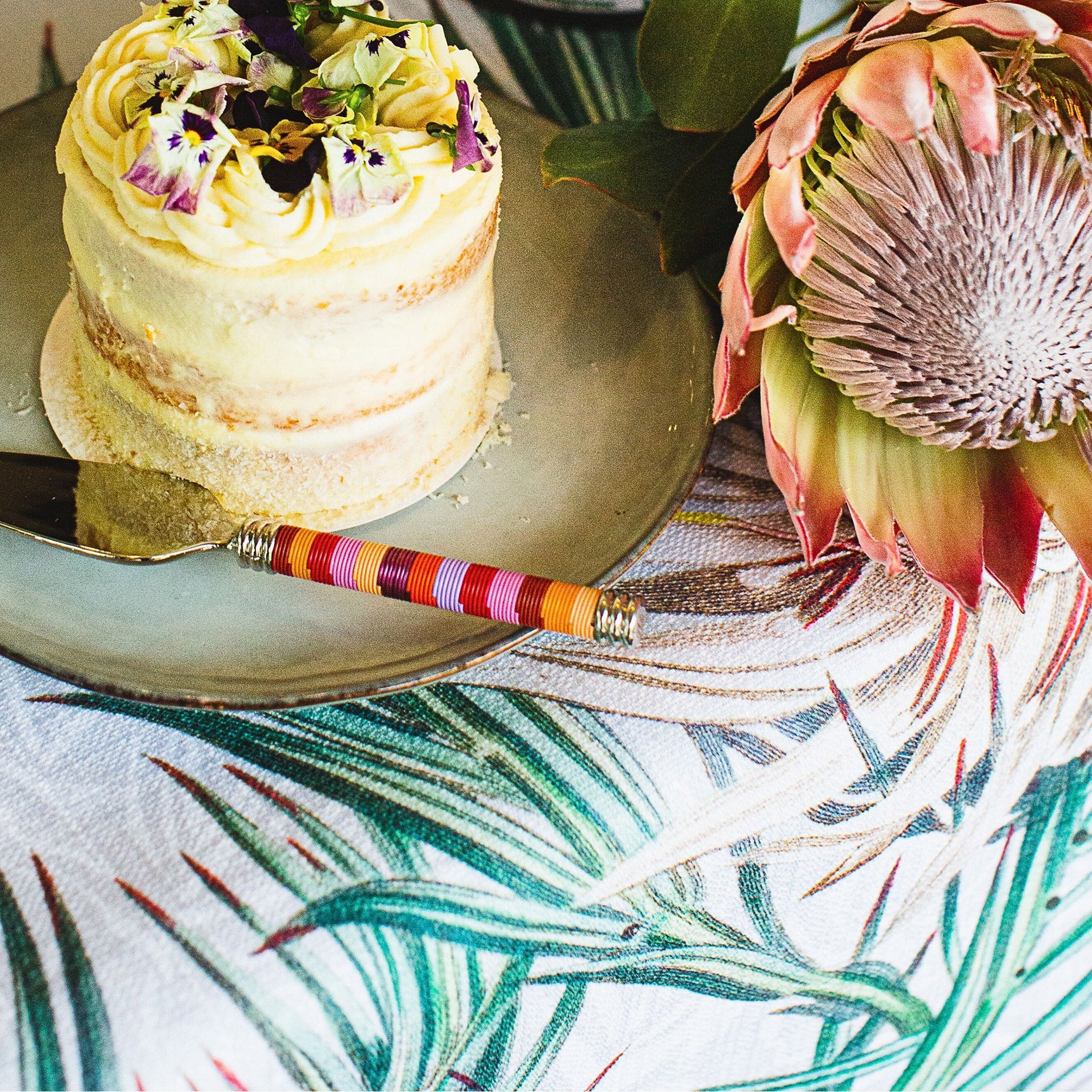 Jambula Treasure Box (PaulaG Funky Flamingo Cake Lifter, Cara Saven Napier Tablecloth with Proteas)