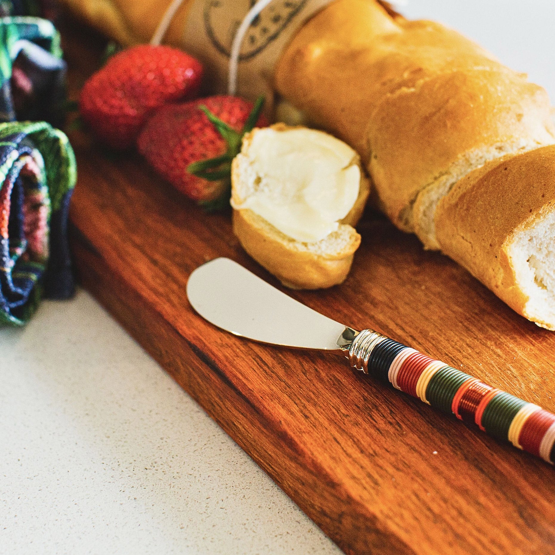 Thando Selection Box (Pieter de Jager Baguette Board, PaulaG Butter Knife Copper Black with Bread)
